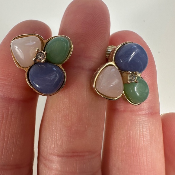 VTG Signed Avon Gold Tone Faux 3 Stone Cabochon Stud Earrings - Picture 2 of 5